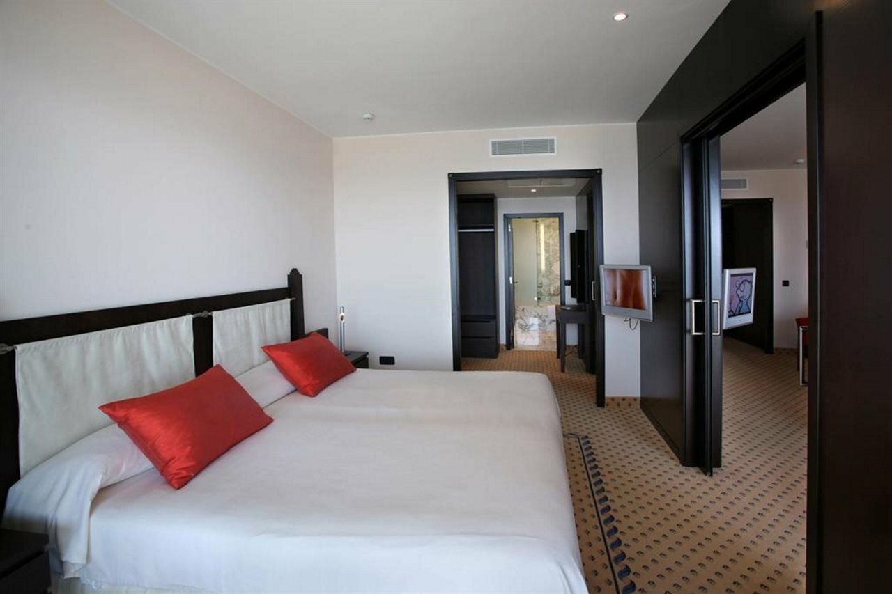 Hotel Faro, A Lopesan Collection Hotel - Adults Only Maspalomas  Exterior foto A bedroom at the hotel